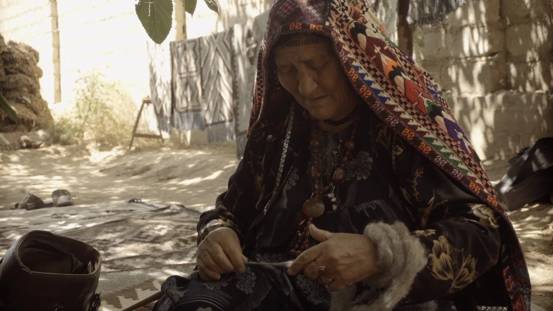 Still from the film Do You Know That I'm With You by Darya Andijan